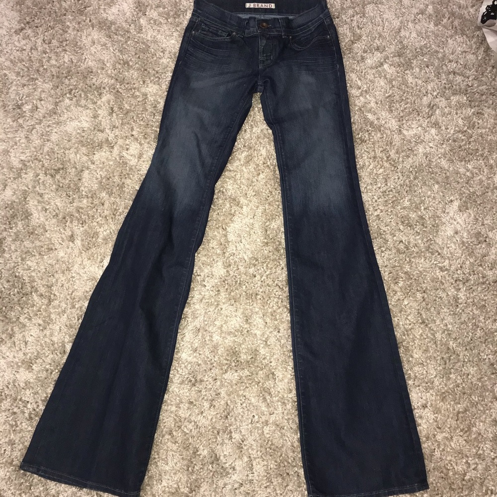 These are more true to a size 25. Great condition.